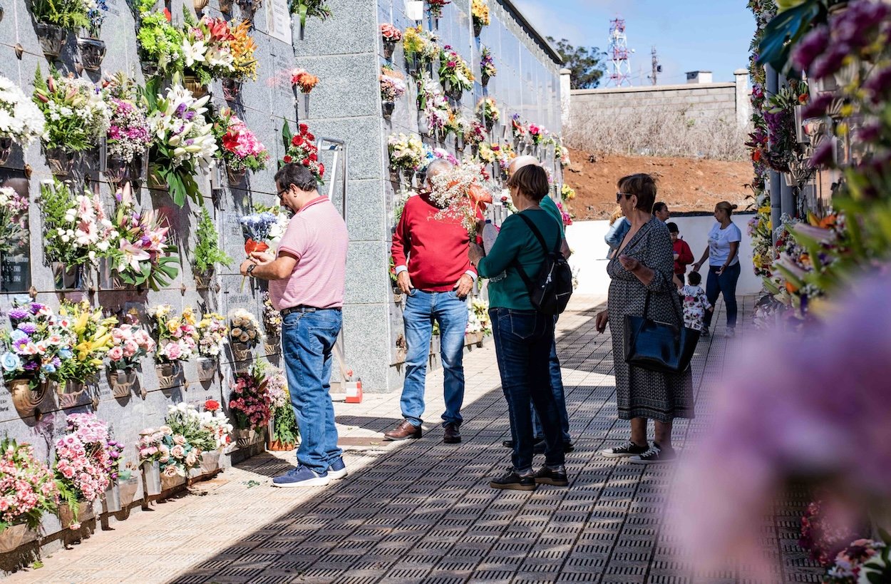El Ayuntamiento de La Laguna incorpora plataforma portaféretros en cementerio de San Luis