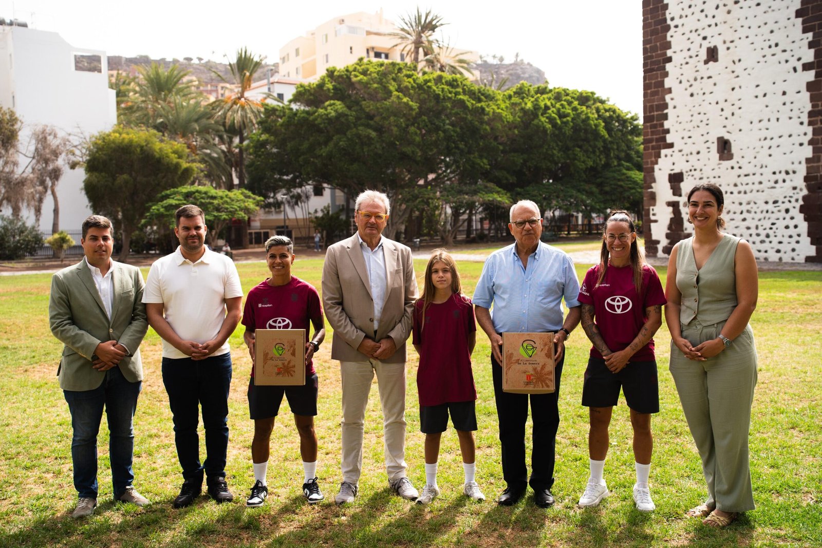 El CD Tenerife Femenino y el Cabildo de La Gomera promueven juntos los productos locales.