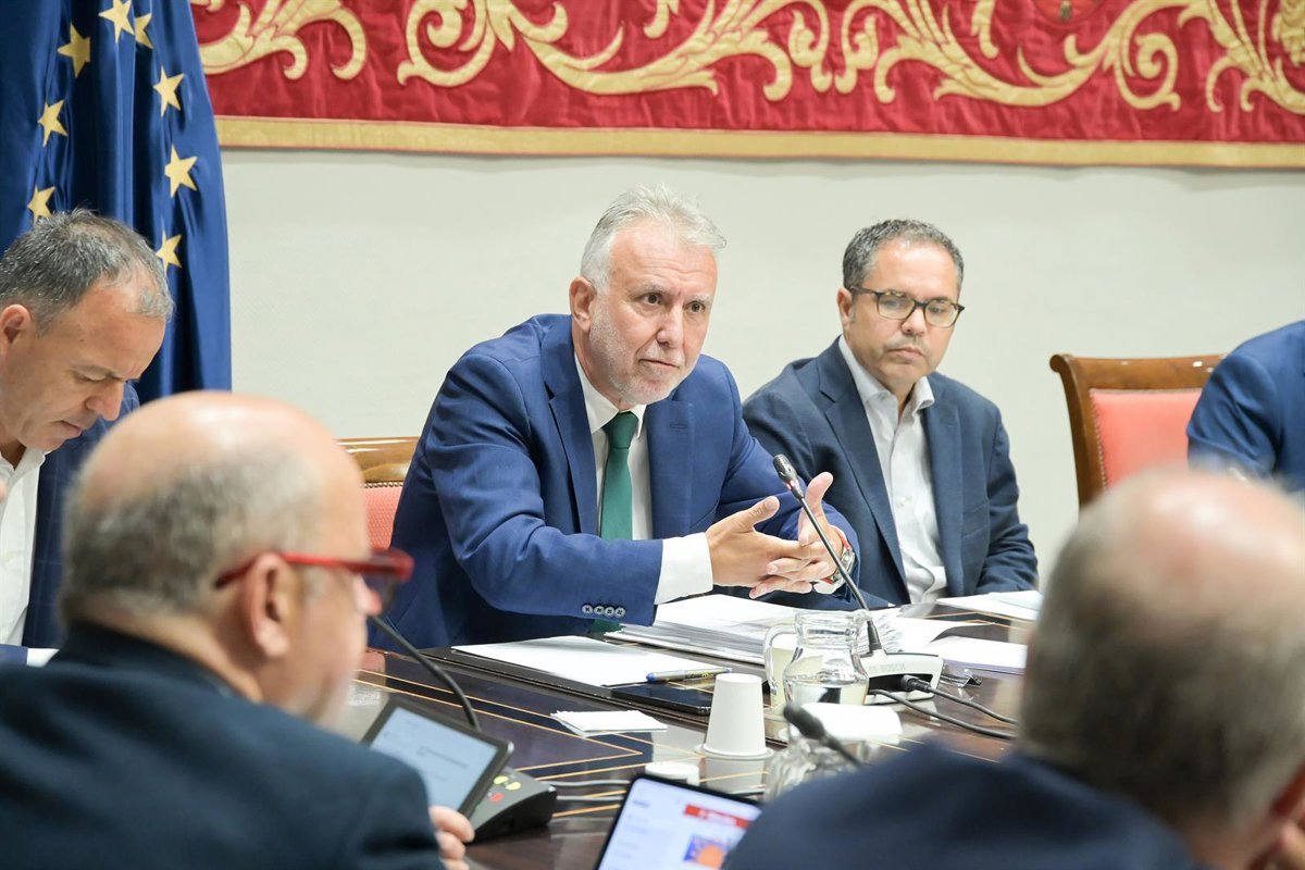 El Parlamento canario responsabiliza a Torres y consejeros de Sanidad por contratos durante la pandemia.