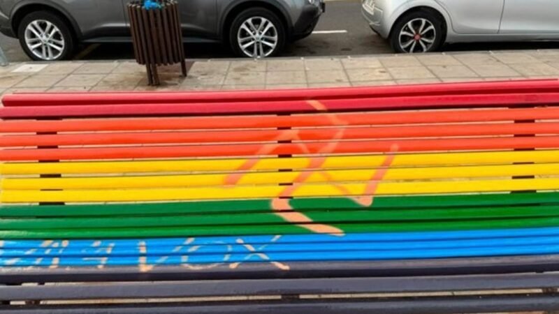 La Asociación LGTBI Lánzate de Lanzarote condena la pintada de una esvástica con ‘viva Vox’ en banco LGTBI+ de Haría.