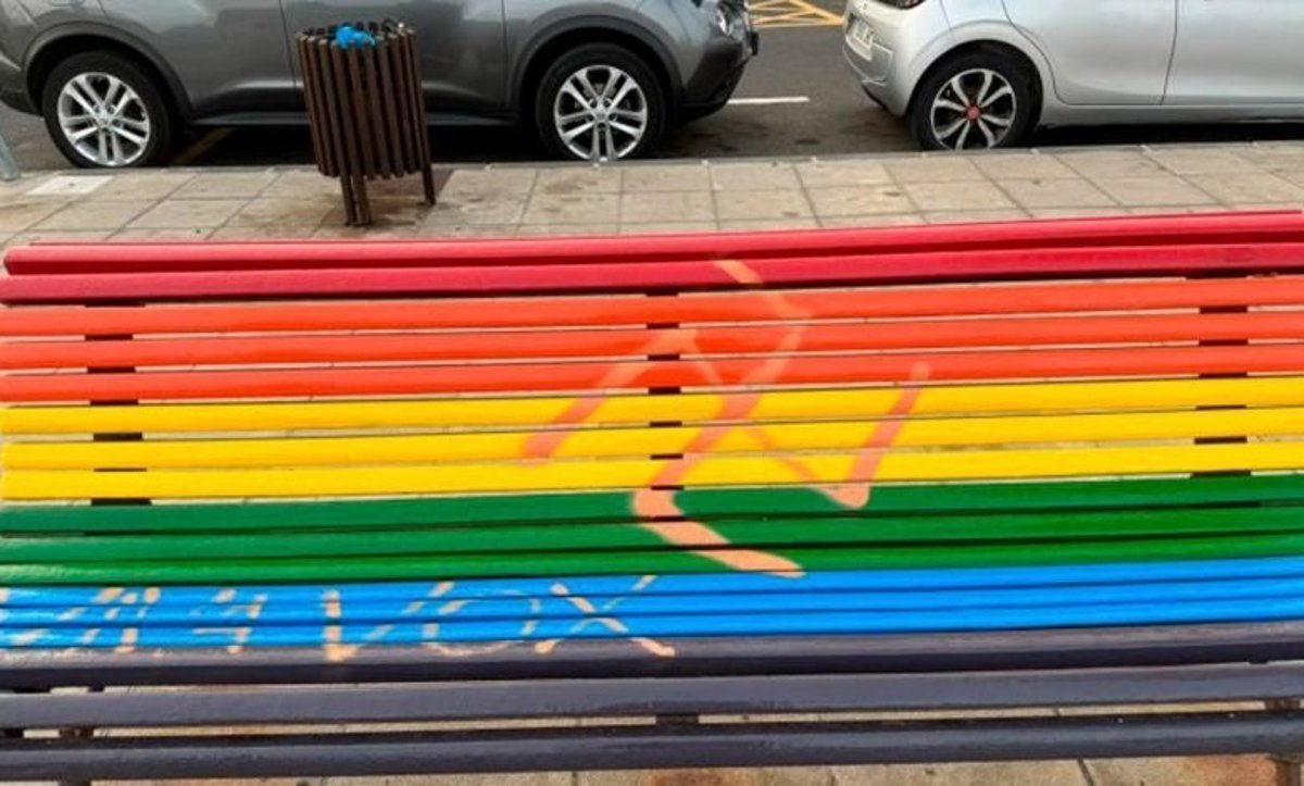 La Asociación LGTBI Lánzate de Lanzarote condena la pintada de una esvástica con ‘viva Vox’ en banco LGTBI+ de Haría.