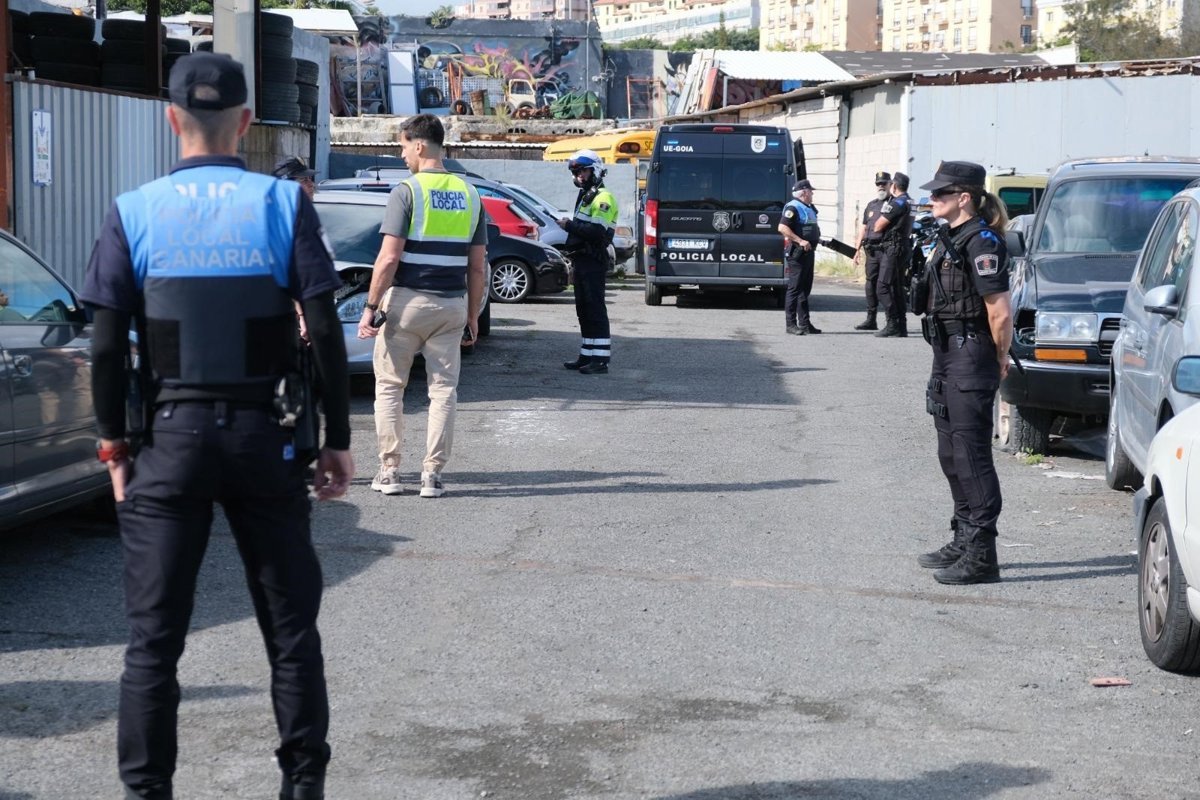 La Policía Local descubre talleres clandestinos de vehículos en Los Tarahales.