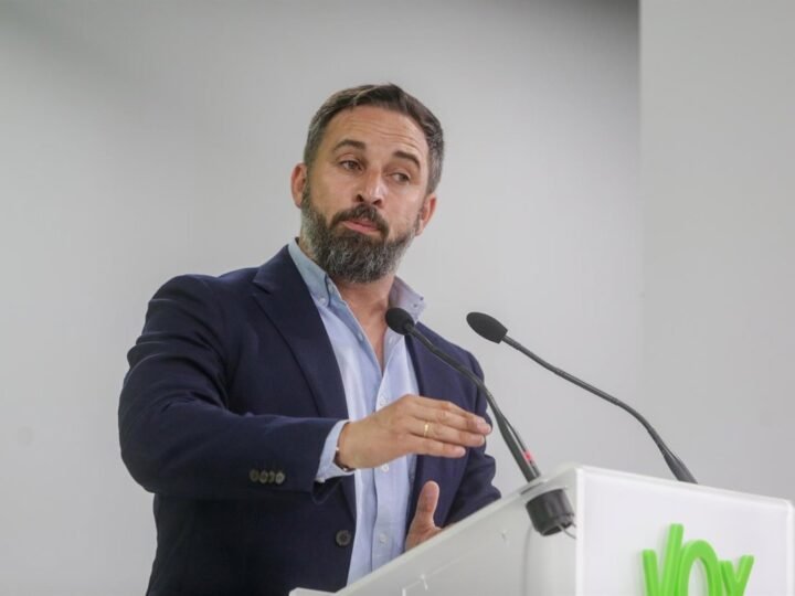 Más de 200 personas y 26 colectivos llevan a Abascal ante la Fiscalía por pedir el hundimiento del barco de Open Arms.