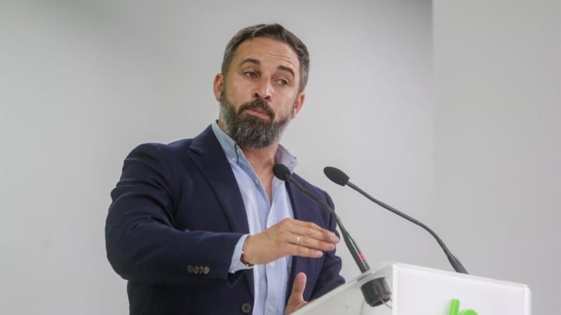 Más de 200 personas y 26 colectivos llevan a Abascal ante la Fiscalía por pedir el hundimiento del barco de Open Arms.