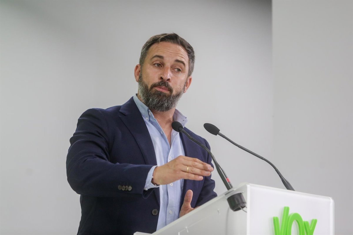 Más de 200 personas y 26 colectivos llevan a Abascal ante la Fiscalía por pedir el hundimiento del barco de Open Arms.