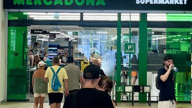 Mercadona amplía zona de descanso en sección Listo para Comer en Puerto del Carmen, Lanzarote.