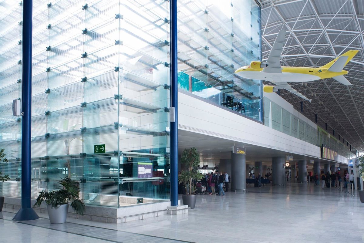 Normalidad en Aeropuerto de Fuerteventura tras desviar vuelos por drones.