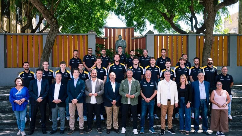Recepción oficial de La Laguna Tenerife en el Ayuntamiento antes de la temporada 25/26