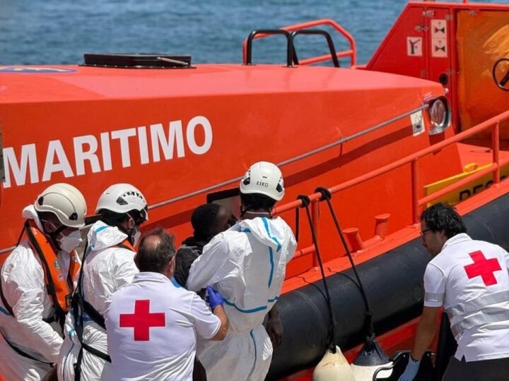 Rescatan neumática con 50 migrantes a la deriva a 111 km de Arrecife.