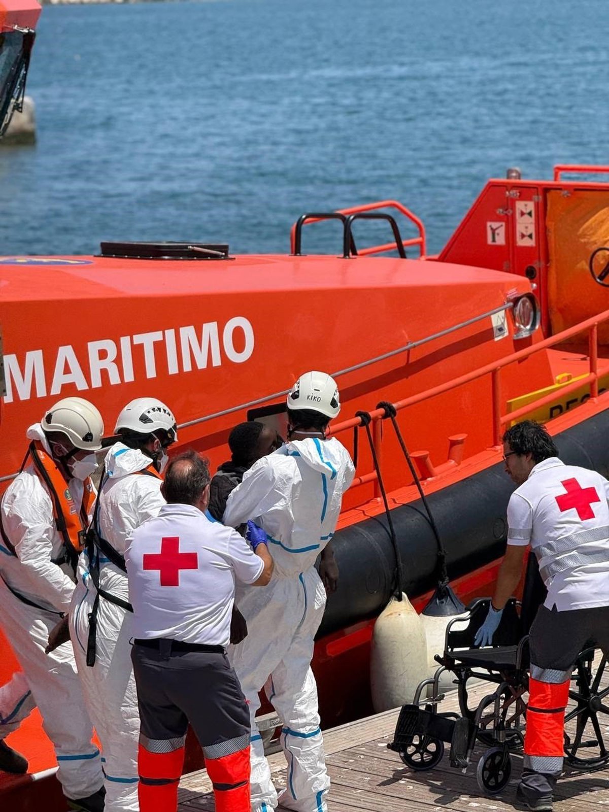 Rescatan neumática con 50 migrantes a la deriva a 111 km de Arrecife.