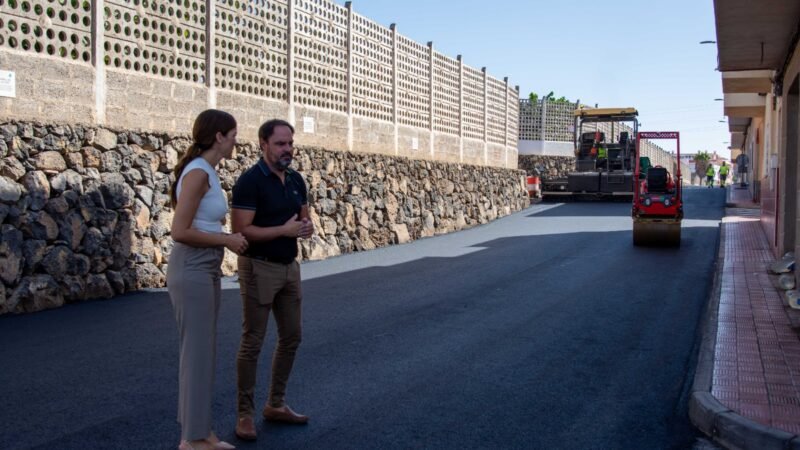 El objetivo principal de este plan de asfaltado es mejorar la seguridad vial y el estado del pavimento en las calles del municipio, garantizando una circulación más fluida y segura para los residentes y visitantes de Arona.


Noticias en español
Arona sigue adelante con su plan de asfaltado, mejorando más de 100.000 metros cuadrados de calles
El Ayuntamiento de Arona continúa con el plan de asfaltado en distintos núcleos del municipio, con una inversión de más de 2,2 millones de euros. Las mejoras se están llevando a cabo en más de 20 calles de lugares como Los Cristianos, Playa de las Américas y Costa del Silencio, con el objetivo de mejorar la seguridad vial y el estado del pavimento. Las obras ya han finalizado en varias vías y actualmente se están realizando en zonas como Los Cristianos y El Fraile. Se prevén nuevas actuaciones en otros barrios del municipio para cubrir las necesidades específicas de cada zona.