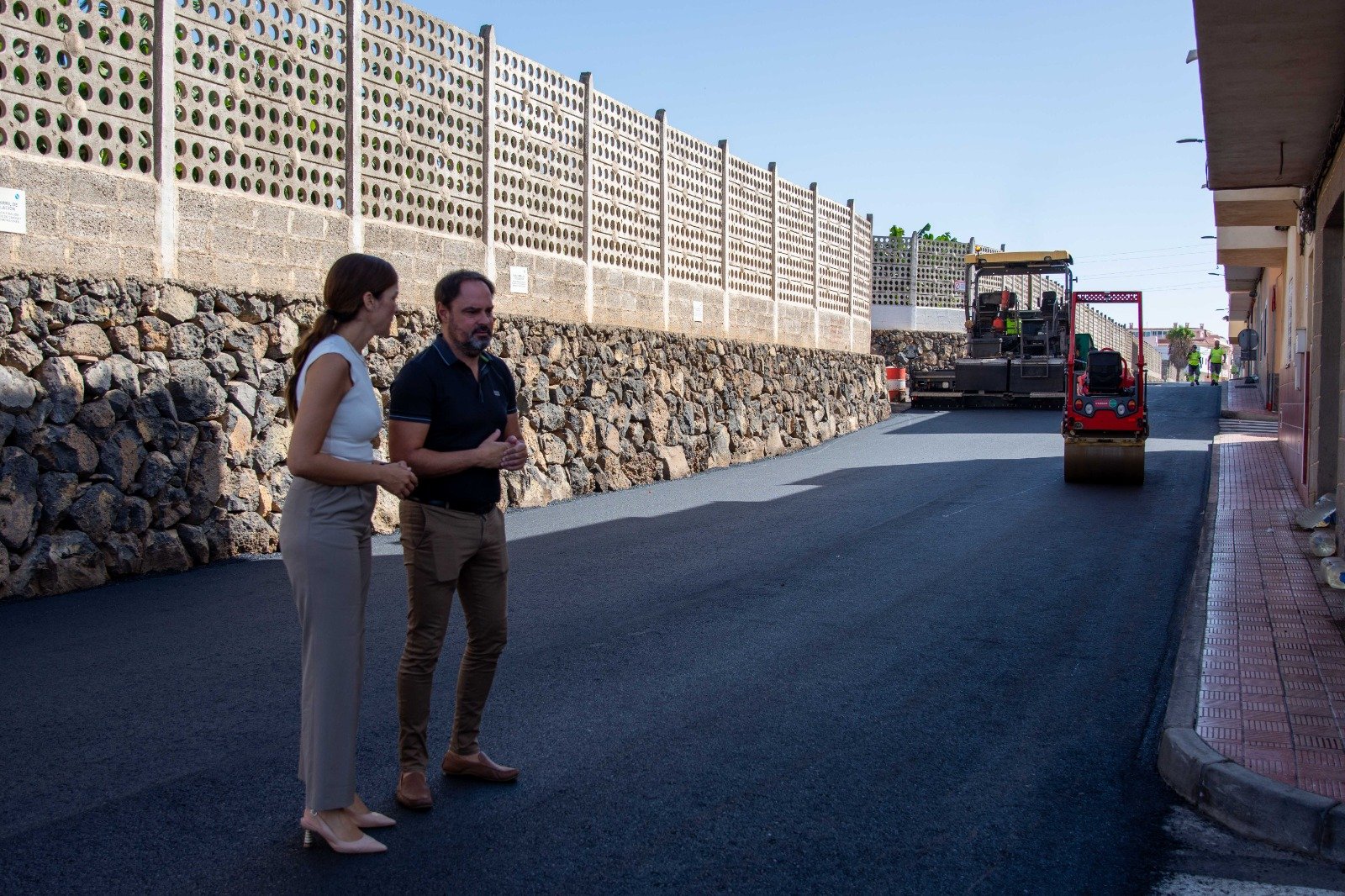 El objetivo principal de este plan de asfaltado es mejorar la seguridad vial y el estado del pavimento en las calles del municipio, garantizando una circulación más fluida y segura para los residentes y visitantes de Arona.


Noticias en español
Arona sigue adelante con su plan de asfaltado, mejorando más de 100.000 metros cuadrados de calles
El Ayuntamiento de Arona continúa con el plan de asfaltado en distintos núcleos del municipio, con una inversión de más de 2,2 millones de euros. Las mejoras se están llevando a cabo en más de 20 calles de lugares como Los Cristianos, Playa de las Américas y Costa del Silencio, con el objetivo de mejorar la seguridad vial y el estado del pavimento. Las obras ya han finalizado en varias vías y actualmente se están realizando en zonas como Los Cristianos y El Fraile. Se prevén nuevas actuaciones en otros barrios del municipio para cubrir las necesidades específicas de cada zona.