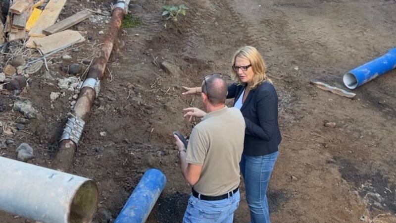 En dicha reunión se informará a los residentes sobre el estado de las obras, los avances realizados y los próximos pasos a seguir en el proceso de mejora de la red de abastecimiento de agua en la zona. Además, se abrirá un espacio para que los vecinos puedan plantear sus dudas, sugerencias y comentarios, con el objetivo de mantener una comunicación fluida y transparente con la comunidad.
El Ayuntamiento de Arona reafirma su compromiso con la mejora constante de las infraestructuras y servicios municipales, trabajando en colaboración con los vecinos para garantizar un suministro de agua de calidad y sostenible en El Fraile y en todo el municipio.
