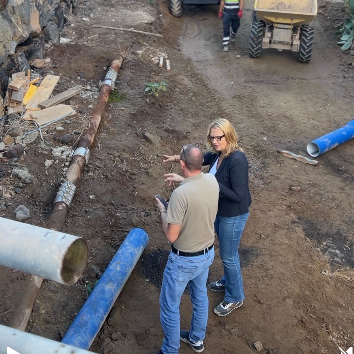 En dicha reunión se informará a los residentes sobre el estado de las obras, los avances realizados y los próximos pasos a seguir en el proceso de mejora de la red de abastecimiento de agua en la zona. Además, se abrirá un espacio para que los vecinos puedan plantear sus dudas, sugerencias y comentarios, con el objetivo de mantener una comunicación fluida y transparente con la comunidad.

El Ayuntamiento de Arona reafirma su compromiso con la mejora constante de las infraestructuras y servicios municipales, trabajando en colaboración con los vecinos para garantizar un suministro de agua de calidad y sostenible en El Fraile y en todo el municipio.