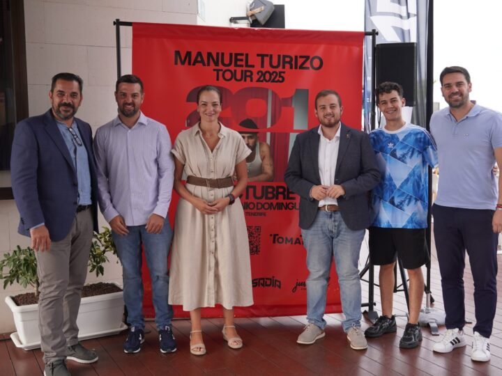 Arona presenta la segunda edición de Osadía Music Fest con Manuel Turizo como gran protagonista

El evento tuvo lugar en el Rooftop del Hotel Tigotán Lovers&Friends de Playa de Las Américas, donde se anunció la segunda edición de Osadía Music Fest. Este próximo 31 de octubre, en el Anexo Estadio Antonio Domínguez Alfonso, se llevará a cabo el concierto de Manuel Turizo, como parte de su gira mundial “201 World Tour”.

En la presentación estuvieron presentes Fátima Lemes, alcaldesa de Arona; Naím Yánez Alonso, concejal de Turismo y Cultura del Ilustre Ayuntamiento de Arona; David Pérez, DJ y productor musical canario que actuará como telonero de Manuel Turizo; y Benjamín Molowny, CEO y promotor de Osadía Music Fest.

Benjamín Molowny, CEO de Osadía Music Fest, agradeció al Ayuntamiento de Arona y a su área de Turismo y Cultura por su apoyo, destacando la importancia de apoyar el talento local y fomentar el desarrollo de artistas canarios.

El concierto de Manuel Turizo en Canarias tendrá lugar de 18:00 a 23:00 horas y contará con una zona gastronómica para disfrutar de una experiencia completa. Las entradas, con más del 85% del aforo vendido, están disponibles desde 49 euros en la web oficial del concierto (osadiamusicfest.com) y a través de canales autorizados como Tomaticket.

Manuel Turizo, conocido por éxitos como “La Bachata”, “Una Lady como tú” o “Qué Pecao”, se ha consolidado como una de las voces más influyentes del panorama latino actual. En esta nueva etapa, el colombiano presenta un espectáculo inmersivo y autobiográfico inspirado en su disco “201”, su cuarto álbum de estudio, lanzado el 22 de noviembre de 2024. Los asistentes vivirán una experiencia única en el universo íntimo del artista: su propio Apartamento 201.