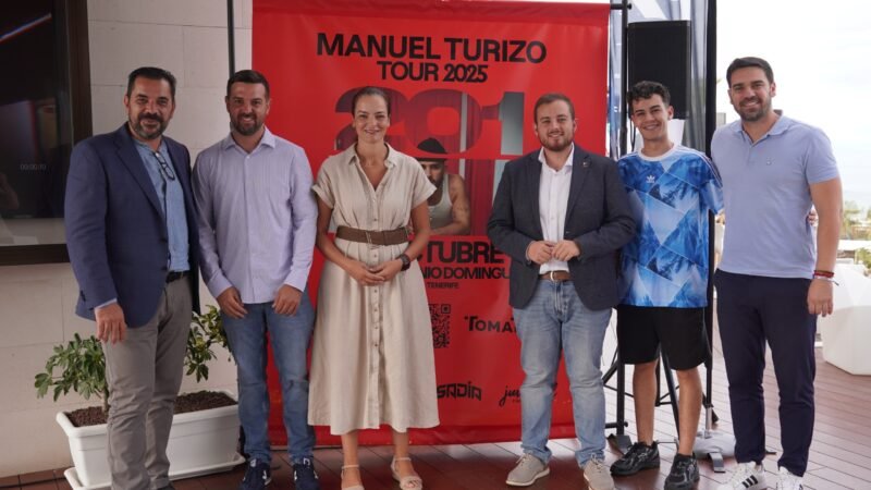 Arona presenta la segunda edición de Osadía Music Fest con Manuel Turizo como gran protagonista
El evento tuvo lugar en el Rooftop del Hotel Tigotán Lovers&Friends de Playa de Las Américas, donde se anunció la segunda edición de Osadía Music Fest. Este próximo 31 de octubre, en el Anexo Estadio Antonio Domínguez Alfonso, se llevará a cabo el concierto de Manuel Turizo, como parte de su gira mundial “201 World Tour”.
En la presentación estuvieron presentes Fátima Lemes, alcaldesa de Arona; Naím Yánez Alonso, concejal de Turismo y Cultura del Ilustre Ayuntamiento de Arona; David Pérez, DJ y productor musical canario que actuará como telonero de Manuel Turizo; y Benjamín Molowny, CEO y promotor de Osadía Music Fest.
Benjamín Molowny, CEO de Osadía Music Fest, agradeció al Ayuntamiento de Arona y a su área de Turismo y Cultura por su apoyo, destacando la importancia de apoyar el talento local y fomentar el desarrollo de artistas canarios.
El concierto de Manuel Turizo en Canarias tendrá lugar de 18:00 a 23:00 horas y contará con una zona gastronómica para disfrutar de una experiencia completa. Las entradas, con más del 85% del aforo vendido, están disponibles desde 49 euros en la web oficial del concierto (osadiamusicfest.com) y a través de canales autorizados como Tomaticket.
Manuel Turizo, conocido por éxitos como “La Bachata”, “Una Lady como tú” o “Qué Pecao”, se ha consolidado como una de las voces más influyentes del panorama latino actual. En esta nueva etapa, el colombiano presenta un espectáculo inmersivo y autobiográfico inspirado en su disco “201”, su cuarto álbum de estudio, lanzado el 22 de noviembre de 2024. Los asistentes vivirán una experiencia única en el universo íntimo del artista: su propio Apartamento 201.