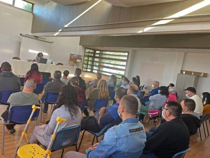 Arona celebra la Semana de la Salud Integral con charlas y talleres en el Centro de Diversidad Funcional de El Mojón
  

  
      
          
                  
                      
                                           
                      
                        
                      
                  
              
      
  

  
  El Ayuntamiento de Arona, a través de las áreas de Servicios Sociales y Adesa, organizan, del 10 al 14 de abril, la Semana de la Salud Integral 2023, donde los asistentes recibirán charlas y talleres centrados en la salud, la alimentación y la educación psicosocial de la mano de diferentes expertas en las materias
  El Ayuntamiento de Arona, a través de la concejalía de Servicios Sociales y Adesa, organiza la Semana de la Salud Integral 2023 en el Centro de Diversidad Funcional de El Mojón.

Bajo el lema “Cuidamos del cuerpo, mente y espíritu”, estas jornadas, que se celebrarán del 10 al 14 de abril aprovechando la conmemoración del Día Mundial de la Salud, tendrán charlas y talleres centrados en la salud, la alimentación y la educación psicosocial de una forma transversal con expertos en las distintas áreas a tratar.

La Semana de la Salud Integral comenzará el lunes con dos charlas de Cristina Vizuete Domínguez, fisioterapeuta de la Asociación AMATE. La primera de ellas, a las 9.00 horas, lleva por título “Linfedema secundario a procesos oncológicos” y está dirigida principalmente a pacientes oncológicos, pero también a público general. Tras un descanso de media hora, a las 11.00 tendrá lugar la charla “Detección precoz del cáncer de mama y hábitos de vida saludables”.

El martes de 9.00 a 10.00 horas, Candelaria Bellón Alayón y Dácil Gutiérrez Cera darán la charla “El cuidado de la salud psico-social en las personas con Diversidad Funcional”. A las 10.30 horas tendrá lugar el taller de yoga a cargo de María Verdes Crespo y a las 11.30, el de “Música y percusión en familia” de Heráquiton Silva Do Rosario.

La jornada del miércoles se centrará en los autocuidados y la salud mental. María Verdes Crespo abrirá el día con su charla “El valor de cuidarse y la responsabilidad sobre nuestra salud”, y también se encargará de cerrarlo, a partir de las 12.00 horas, con el taller “El cuidador del cuidador”. María Florencia Carbo Monasterio será la encargada del taller “Cuerpo, Mente y Espíritu” (10.30 horas).

El jueves será el turno de la buena alimentación, con la charla “La Dieta Antiinflamatoria para prevenir enfermedades” y un taller práctico sobre desayunos antiinflamatorios de la mano de Zuleica Briceño.

La última jornada de la Semana de la Salud Integral comenzará con la charla “Educación sexual y prevención de prácticas de riesgo”, de la mano de Dailos Luis Pérez, integrante de la asociación LGTBIQ+ CanaryPride. A las 11.00 horas será el turno Coral Pedrosa Pedrosa, técnico responsable de la Unidad Municipal de Adicciones del Ayuntamiento de Arona, cuya charla versará sobre las consecuencias del consumo del tabaco y bebidas energéticas. Finalmente, María Rosa Ruiz Alcaide, especialista en tecnología, cerrará las jornadas con la charla «Impacto del uso excesivo de las tecnologías en nuestra salud».