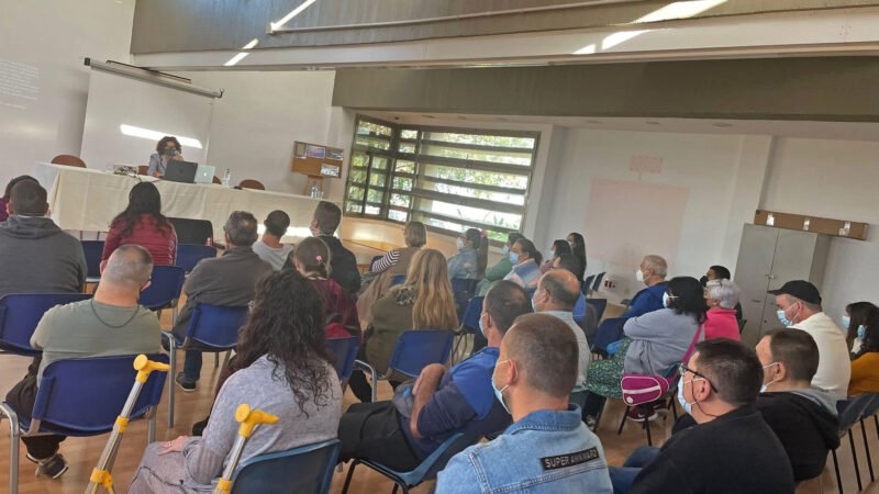 Arona celebra la Semana de la Salud Integral con charlas y talleres en el Centro de Diversidad Funcional de El Mojón
  
  
      
          
                  
                      
                                           
                      
                        
                      
                  
              
      
  
  
  El Ayuntamiento de Arona, a través de las áreas de Servicios Sociales y Adesa, organizan, del 10 al 14 de abril, la Semana de la Salud Integral 2023, donde los asistentes recibirán charlas y talleres centrados en la salud, la alimentación y la educación psicosocial de la mano de diferentes expertas en las materias
  El Ayuntamiento de Arona, a través de la concejalía de Servicios Sociales y Adesa, organiza la Semana de la Salud Integral 2023 en el Centro de Diversidad Funcional de El Mojón.
Bajo el lema “Cuidamos del cuerpo, mente y espíritu”, estas jornadas, que se celebrarán del 10 al 14 de abril aprovechando la conmemoración del Día Mundial de la Salud, tendrán charlas y talleres centrados en la salud, la alimentación y la educación psicosocial de una forma transversal con expertos en las distintas áreas a tratar.
La Semana de la Salud Integral comenzará el lunes con dos charlas de Cristina Vizuete Domínguez, fisioterapeuta de la Asociación AMATE. La primera de ellas, a las 9.00 horas, lleva por título “Linfedema secundario a procesos oncológicos” y está dirigida principalmente a pacientes oncológicos, pero también a público general. Tras un descanso de media hora, a las 11.00 tendrá lugar la charla “Detección precoz del cáncer de mama y hábitos de vida saludables”.
El martes de 9.00 a 10.00 horas, Candelaria Bellón Alayón y Dácil Gutiérrez Cera darán la charla “El cuidado de la salud psico-social en las personas con Diversidad Funcional”. A las 10.30 horas tendrá lugar el taller de yoga a cargo de María Verdes Crespo y a las 11.30, el de “Música y percusión en familia” de Heráquiton Silva Do Rosario.
La jornada del miércoles se centrará en los autocuidados y la salud mental. María Verdes Crespo abrirá el día con su charla “El valor de cuidarse y la responsabilidad sobre nuestra salud”, y también se encargará de cerrarlo, a partir de las 12.00 horas, con el taller “El cuidador del cuidador”. María Florencia Carbo Monasterio será la encargada del taller “Cuerpo, Mente y Espíritu” (10.30 horas).
El jueves será el turno de la buena alimentación, con la charla “La Dieta Antiinflamatoria para prevenir enfermedades” y un taller práctico sobre desayunos antiinflamatorios de la mano de Zuleica Briceño.
La última jornada de la Semana de la Salud Integral comenzará con la charla “Educación sexual y prevención de prácticas de riesgo”, de la mano de Dailos Luis Pérez, integrante de la asociación LGTBIQ+ CanaryPride. A las 11.00 horas será el turno Coral Pedrosa Pedrosa, técnico responsable de la Unidad Municipal de Adicciones del Ayuntamiento de Arona, cuya charla versará sobre las consecuencias del consumo del tabaco y bebidas energéticas. Finalmente, María Rosa Ruiz Alcaide, especialista en tecnología, cerrará las jornadas con la charla «Impacto del uso excesivo de las tecnologías en nuestra salud».