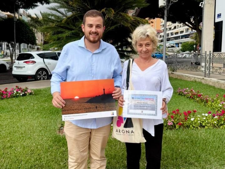 El concurso «Mi rincón favorito de Arona» ha anunciado a los ganadores de sus obras. Mercedes Menéndez de Pedro se llevó el primer premio, mientras que el segundo lugar fue para Antonio Sebastián Galindo Rodríguez.

Más de 150 participantes compartieron sus imágenes favoritas del municipio en Instagram bajo el hashtag #mirinconfavoritodearona. El concejal de Turismo, Naím Yánez, entregó los premios y destacó la creatividad de los participantes.

Esta iniciativa forma parte del proyecto nacional «Mi rincón favorito», que premiará a distintos municipios de todo el país. El objetivo es fomentar la creatividad y promover el turismo local a través de la participación ciudadana en redes sociales.

Instagram se ha convertido en la plataforma ideal para esta iniciativa, gracias a su alcance y capacidad de viralización. El concurso, que cumple su quinto aniversario en 2025, se ha consolidado a nivel nacional.
