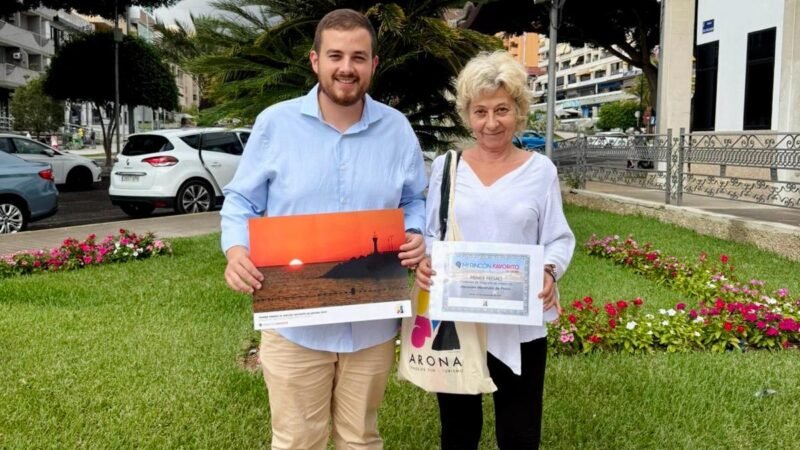 El concurso «Mi rincón favorito de Arona» ha anunciado a los ganadores de sus obras. Mercedes Menéndez de Pedro se llevó el primer premio, mientras que el segundo lugar fue para Antonio Sebastián Galindo Rodríguez.
Más de 150 participantes compartieron sus imágenes favoritas del municipio en Instagram bajo el hashtag #mirinconfavoritodearona. El concejal de Turismo, Naím Yánez, entregó los premios y destacó la creatividad de los participantes.
Esta iniciativa forma parte del proyecto nacional «Mi rincón favorito», que premiará a distintos municipios de todo el país. El objetivo es fomentar la creatividad y promover el turismo local a través de la participación ciudadana en redes sociales.
Instagram se ha convertido en la plataforma ideal para esta iniciativa, gracias a su alcance y capacidad de viralización. El concurso, que cumple su quinto aniversario en 2025, se ha consolidado a nivel nacional.