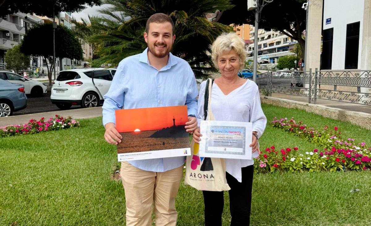 El concurso «Mi rincón favorito de Arona» ha anunciado a los ganadores de sus obras. Mercedes Menéndez de Pedro se llevó el primer premio, mientras que el segundo lugar fue para Antonio Sebastián Galindo Rodríguez.

Más de 150 participantes compartieron sus imágenes favoritas del municipio en Instagram bajo el hashtag #mirinconfavoritodearona. El concejal de Turismo, Naím Yánez, entregó los premios y destacó la creatividad de los participantes.

Esta iniciativa forma parte del proyecto nacional «Mi rincón favorito», que premiará a distintos municipios de todo el país. El objetivo es fomentar la creatividad y promover el turismo local a través de la participación ciudadana en redes sociales.

Instagram se ha convertido en la plataforma ideal para esta iniciativa, gracias a su alcance y capacidad de viralización. El concurso, que cumple su quinto aniversario en 2025, se ha consolidado a nivel nacional.