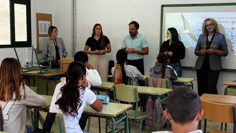 Arona conciencia a estudiantes sobre protección de pardelas en charlas ambientales.