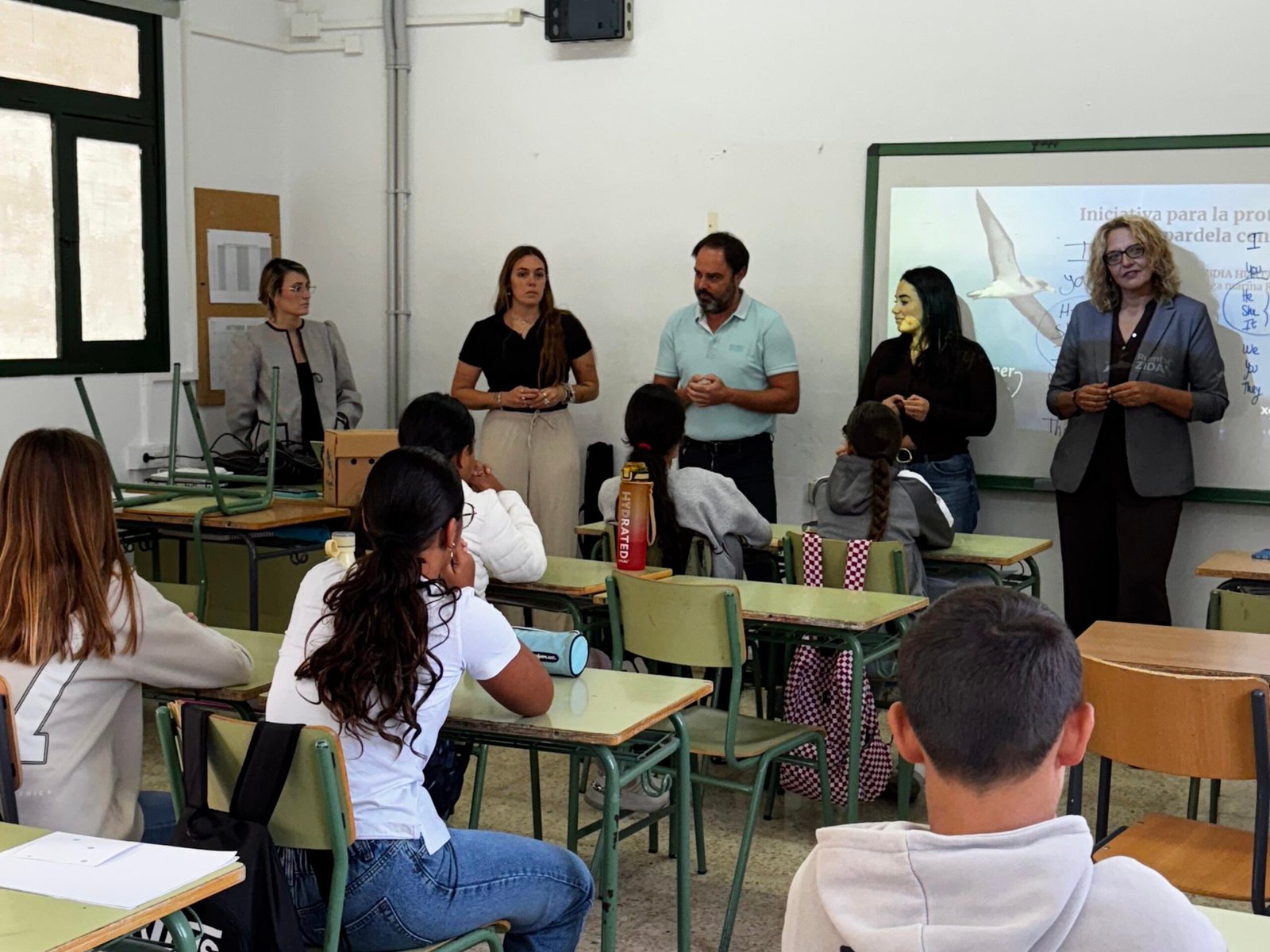 Arona conciencia a estudiantes sobre protección de pardelas en charlas ambientales.