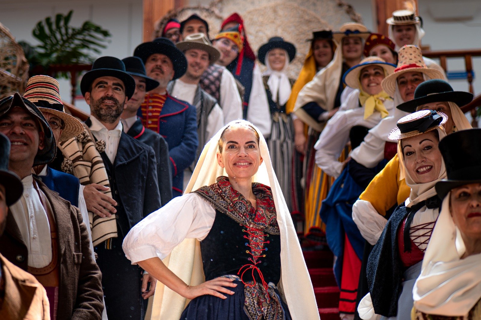 ‘Arona en Tradiciones’ celebra la historia y las costumbres del pasado en el casco histórico

La Batalla de Polkas fue el broche de oro de una jornada llena de música, artesanía, gastronomía y oficios de los años 40 y 50

El casco histórico de Arona se convirtió en un escenario de historia y tradición con la celebración de ‘Arona en Tradiciones’, una cita que reunió a vecinos y visitantes en torno a la cultura popular, el folclore y los oficios de antaño. Las calles y plazas se llenaron de vida y color, reviviendo la esencia de los años 40 y 50 y despertando la emoción y el orgullo por las raíces del municipio.

La edición contó con novedades en su programación, como la Batalla de Polkas, nuevas propuestas gastronómicas, actuaciones musicales y demostraciones artesanales. El público disfrutó de pasacalles, exposiciones, muestras de oficios, talleres y actuaciones en distintos puntos del casco histórico, donde la música popular acompañó cada rincón.

‘Arona en Tradiciones’ se ha convertido en una cita imprescindible que combina la memoria colectiva con la preservación de las costumbres de antaño, reafirmando el compromiso de Arona con su patrimonio histórico y etnográfico.