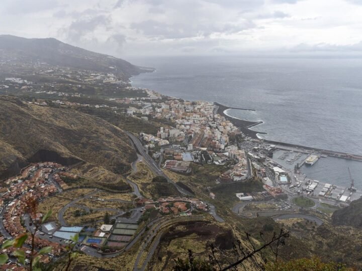 Cielos nubosos al norte de las islas más montañosas con posibles lluvias débiles.
