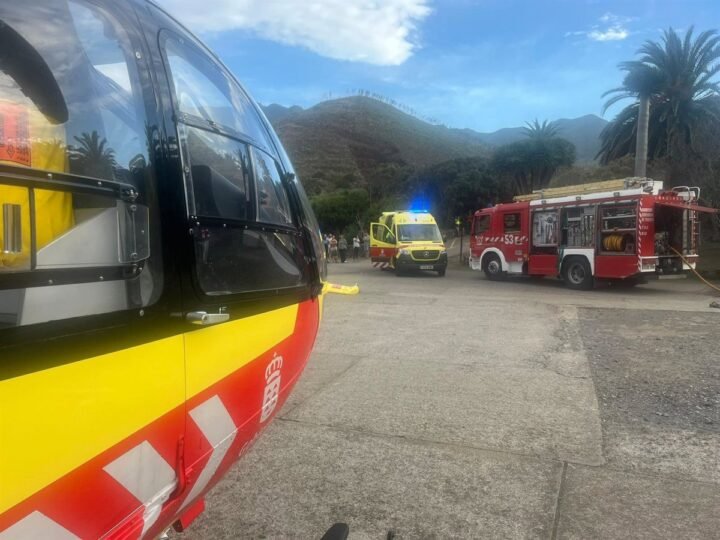 Conductor en estado crítico tras volcar y sufrir parada cardiorrespiratoria en Buenavista del Norte, Tenerife