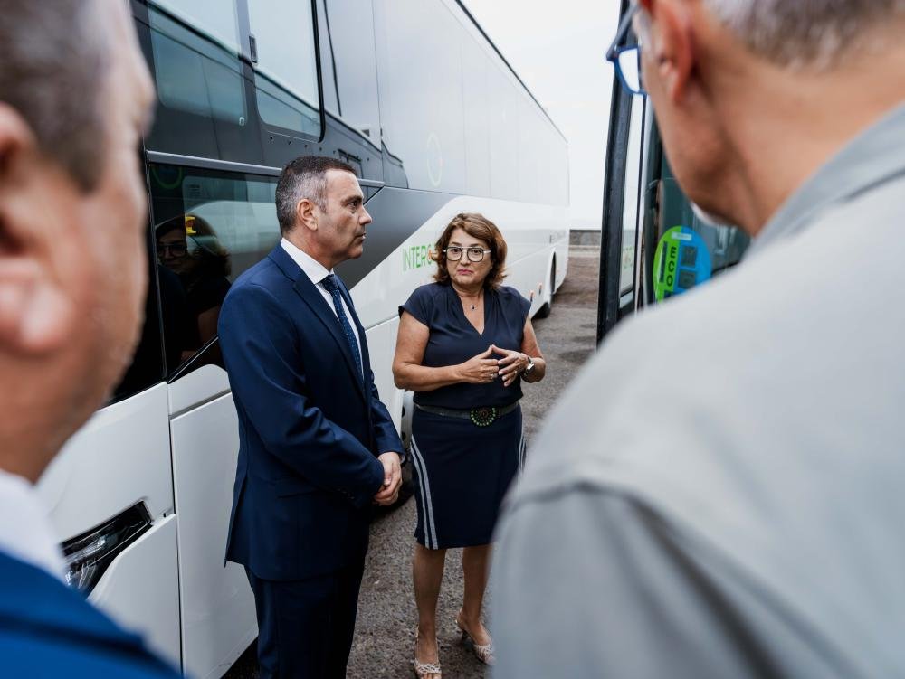 El Cabildo de Lanzarote incorpora cinco nuevas guaguas sostenibles para mejorar el transporte público