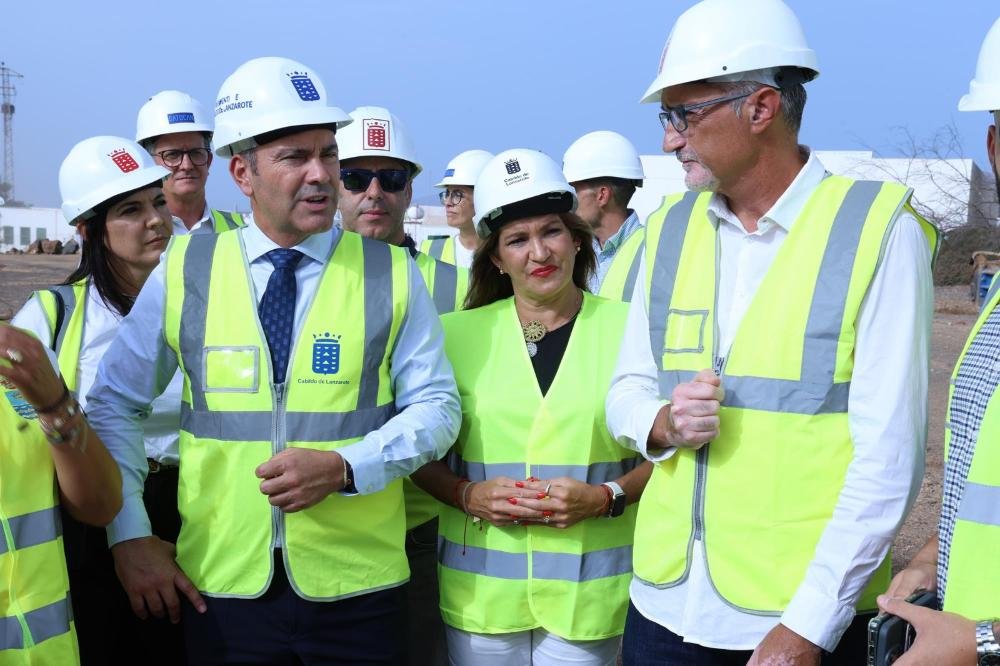 El Cabildo de Lanzarote licita compra de inmuebles para centros sociosanitarios. Fondos europeos para mejorar equipamientos insulares. Plazas públicas para personas dependientes. Condiciones de calidad y ubicación específicas. Financiado con fondos europeos. Plazo de 10 días para presentar ofertas.
