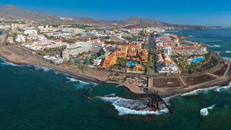 El gasto por turista en los destinos de la AMTC aumenta en 2022 un 15% respecto a 2019
El gasto medio pasa de 1.157,3 a 1.331,8 euros por visitante, apuntándose un aumento de la rentabilidad por plaza
El gasto por turista en los destinos que conforman la Asociación de Municipios Turísticos de Canarias (AMTC) aumentó un 15% en 2022 respecto a 2019, el año anterior a la pandemia, tomado como referencia para medir la recuperación de la principal actividad económica del archipiélago. Si en 2019 el gasto medio fue de 1.157,3 euros, el año pasado subió a 1.331,8 euros.
En la pasada edición de Fitur, en el acto de presentación del stand de la AMTC en la feria, el presidente de la Asociación, José Miguel Rodríguez Fraga, ya adelantaba el importante crecimiento detectado, tomado entonces el dato entre enero y noviembre de 2022, que era de 1.331,9 euros, según el Instituto Canario de Estadística (Istac).
Los datos son incluso superiores al conjunto de Canarias: 1.122,58 en 2019 por 1314,14 en 2022, sin perder de vista que los 13 municipios de la AMTC albergaron el año pasado el 98% de las pernoctaciones, más de 85 millones.
El pasado febrero, el BBVA Research publicaba el informe Situación Canarias 2023, que venía a corroborar la apuntada recuperación del gasto turístico y que el mismo había dado un impulso diferencial a Canarias. En 2022, los precios, y los ingresos por habitación disponibles se situaron un 14% y un 13%, respectivamente, por encima de los valores de 2019.