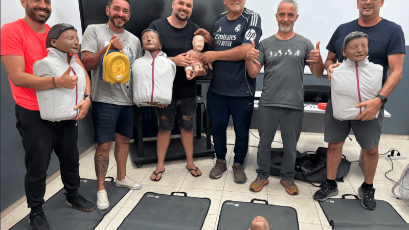 El objetivo es garantizar la seguridad y bienestar de todos los usuarios de las instalaciones deportivas municipales, promoviendo la formación continua del personal y la adopción de buenas prácticas en materia de primeros auxilios.