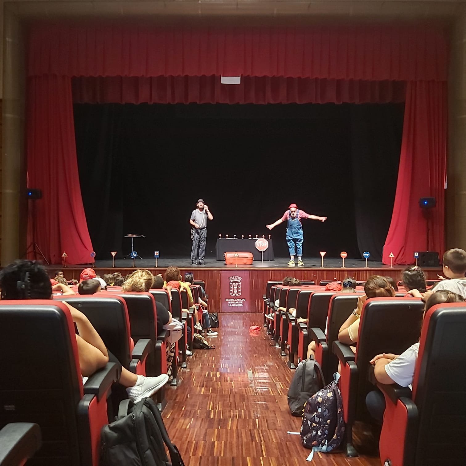 Escolares de La Gomera aprenden seguridad vial con teatro: ‘Diversión sobre Ruedas’