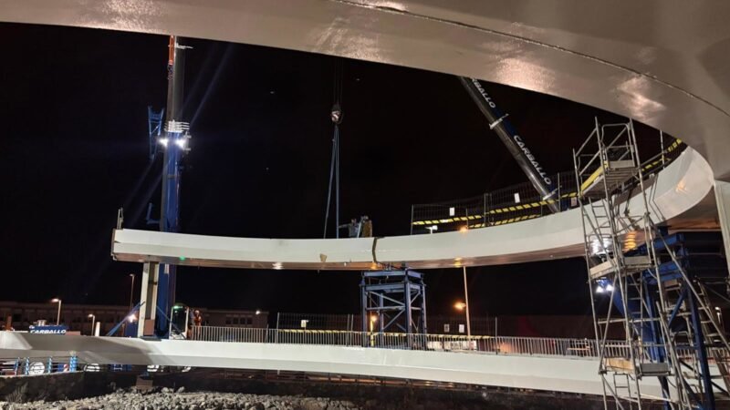 Instalados dos nuevos módulos para conectar Geneto con la pasarela peatonal del Padre Anchieta