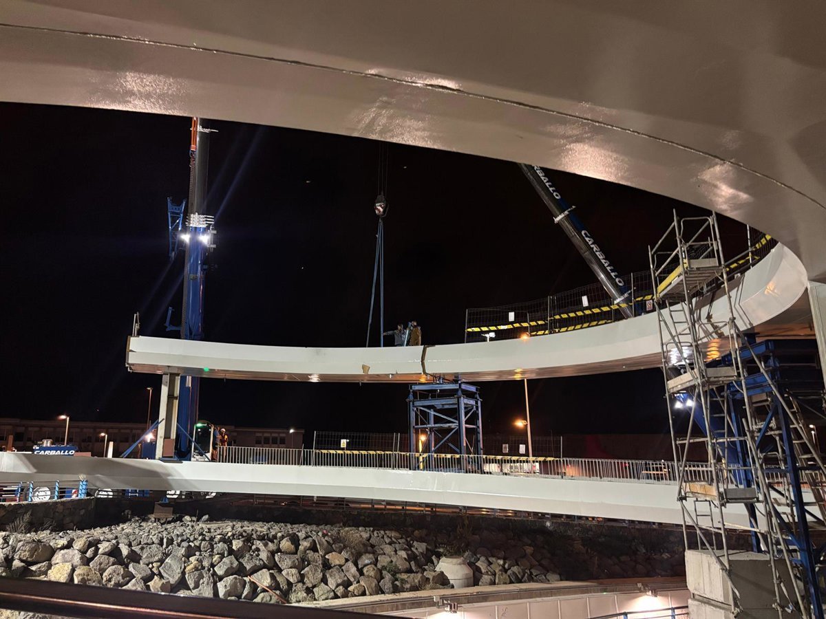 Instalados dos nuevos módulos para conectar Geneto con la pasarela peatonal del Padre Anchieta