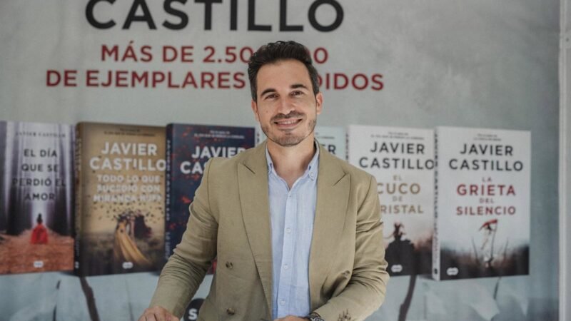 Javier Castillo firma este jueves ejemplares de su libro ‘El susurro del fuego’ en Las Palmas de Gran Canaria.