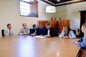 La Laguna firma convenio social con Endesa para consumidores vulnerables.