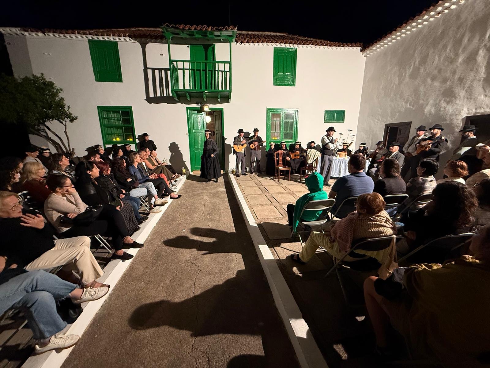 La semana cultural del Día de Finados en Arona culmina con homenajes a la memoria y la tradición canaria. La Concejalía de Cultura ha preparado un programa de actividades que incluye conciertos, conferencias y espectáculos en varios espacios del municipio. Destacan actuaciones como la del grupo Filigrana en el Centro Cívico de Cabo Blanco, la conferencia de la Agrupación Folklórica Universitaria en Las Galletas y los conciertos de Claudia Álamo, Yurena Darias y Danny Martínez en Valle San Lorenzo. El evento final, titulado «Almas en penumbras», se llevará a cabo en el Centro Cívico de Las Galletas el 1 de noviembre con la participación de varios artistas. La entrada a todos los eventos es gratuita y se invita a toda la comunidad a unirse a esta celebración dedicada al recuerdo, la música y la cultura.