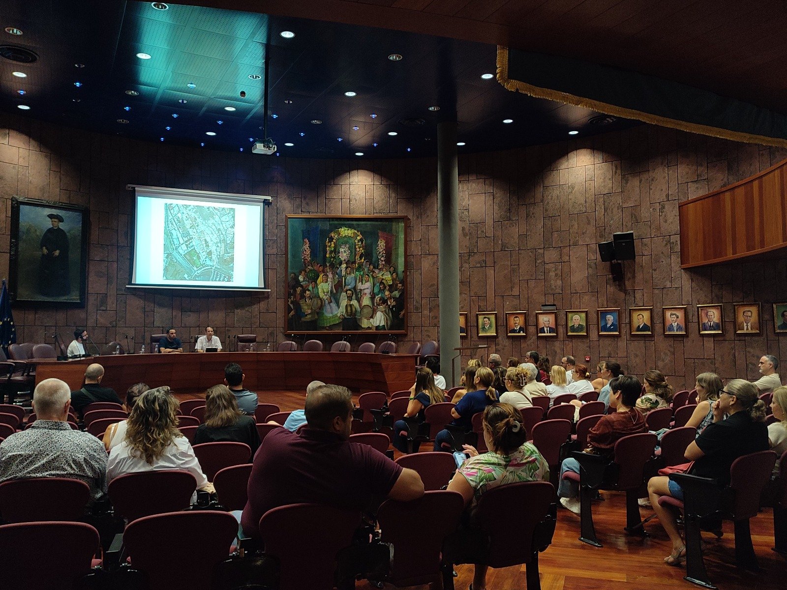 Mejora estética en San Sebastián con homogeneización de rótulos y toldos en español