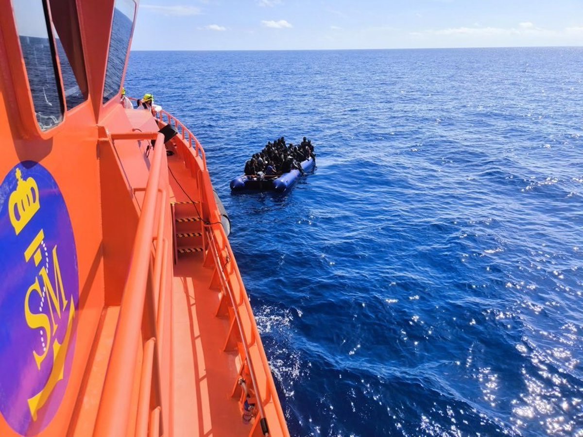 Rescatadas 52 personas migrantes en neumática cerca de Lanzarote