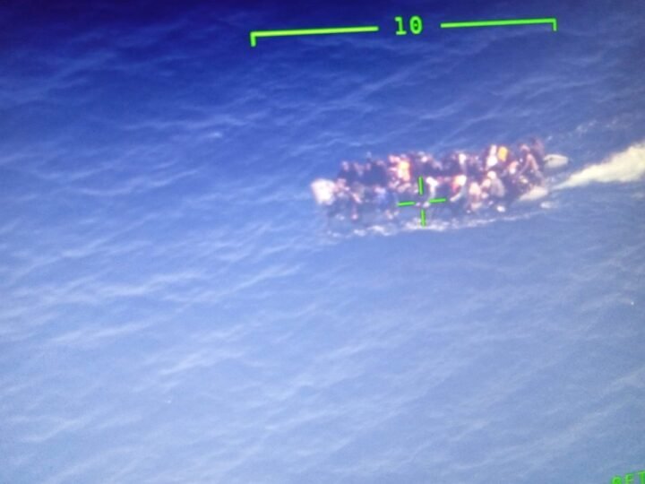 Rescatadas 58 personas migrantes a bordo de una neumática cerca de Fuerteventura.