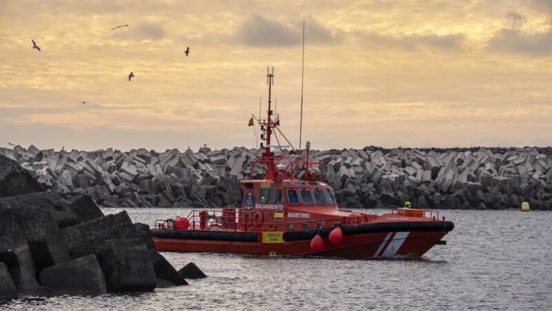 Salvamento Marítimo rescata patera con 30 migrantes cerca de Lanzarote