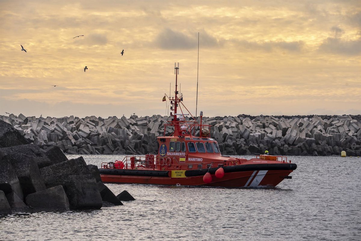 Salvamento Marítimo rescata patera con 30 migrantes cerca de Lanzarote