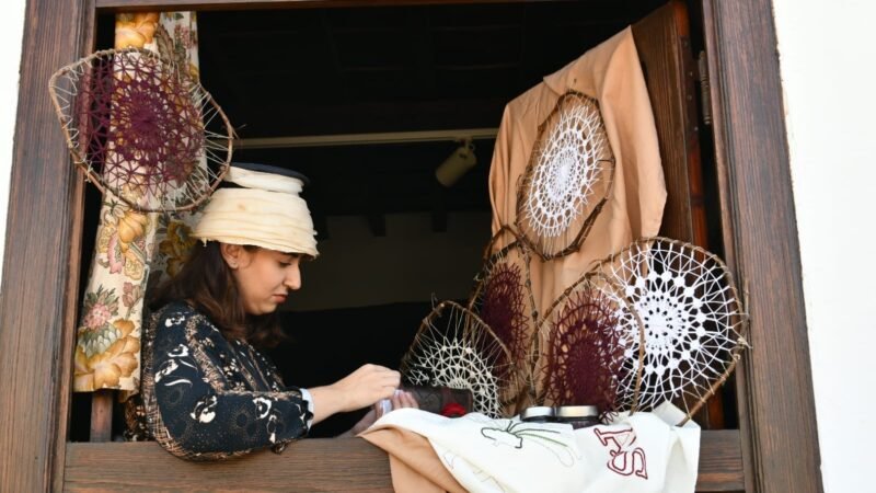 ‘Arona en Tradiciones’ sorprende con nuevas atracciones en su viaje a la vida de los años 40 y 50
  

  
      
          
                  
                      
                      
                      
                  
              
                  
                      
                      
                      
                  
              
      
  

  
  El casco histórico se transformará con música, gastronomía, artesanía, juegos y pasacalles, culminando en la innovadora Batalla de Polkas que llega por primera vez al municipio
  Cada vez que Arona en Tradiciones se acerca, el casco histórico de Arona se convierte en un viaje al pasado de los años 40 y 50. Los oficios antiguos, la música tradicional y el folclore canario se unen para ofrecer una experiencia única llena de tradición y celebración popular, rindiendo homenaje a nuestros antepasados en cada rincón del casco histórico.

Para preservar la esencia de esta jornada, las calles del casco histórico estarán cerradas al tráfico durante todo el día, permitiendo que las actividades se disfruten en un entorno seguro y completamente peatonal. Se ofrecerá un servicio gratuito de transporte desde diferentes partes del municipio en distintos horarios para facilitar la asistencia. Se anima a los asistentes a vestir con trajes tradicionales o de época para sumergirse en la atmósfera de los años 40 y 50 que caracteriza esta celebración.

Programación para una jornada llena de tradición y recuerdos

Este año, el evento comenzará a las 12:00 horas en la Plaza del Cristo con la inauguración oficial, seguida de un pasacalle hasta la calle La Fonda con la participación de la Orquesta Brisas de Arona y la Fanfarria Los Silos. La jornada continuará con la actuación de la Agrupación Folclórica Abruncos y un desfile de vestimenta desde el Ayuntamiento. Durante el día, habrá una exposición de coches antiguos en la calle Carmen Pérez Moya, una muestra gastronómica en la calle El Calvario, juegos infantiles tradicionales en la calle del Medio, exposiciones de oficios y artesanía, y música popular en varias calles del casco histórico.

Por la tarde, la agrupación Al Sur se presentará en la Plaza del Cristo, seguida de la Eucaristía y la actuación del grupo Tigaray, culminando en la esperada Batalla de Polkas que pondrá fin a la jornada en la misma plaza.

Además, la Casa La Bodega ofrecerá propuestas gastronómicas y musicales, incluyendo un showcooking con el chef Diego Schattenhofer y actuaciones de varios artistas. El Ayuntamiento exhibirá vestimenta tradicional y el Centro de Mayores mostrará el trabajo artesanal de la Asociación de Roseteras y Caladoras Tomasita. Novedades en ‘Arona en Tradiciones’ con viaje a la vida de los años 40 y 50
La calle Duque de la Torre será escenario de narraciones orales, parrandas y juegos tradicionales. El Juego del Palo y el Juego de la Mano estarán en la calle del Medio, junto a exposiciones sobre la Arona antigua.

La música popular estará presente en pasacalles y parrandas con la participación de la Escuela Municipal de Folclore de Arona y la Parranda El Ron, entre otros grupos folclóricos.

‘Arona en Tradiciones’ es un homenaje a la cultura canaria y la vida cotidiana de generaciones pasadas, un encuentro intergeneracional donde se comparten historia, música, sabores y costumbres.

Para más información y el programa detallado, visita la Agenda.