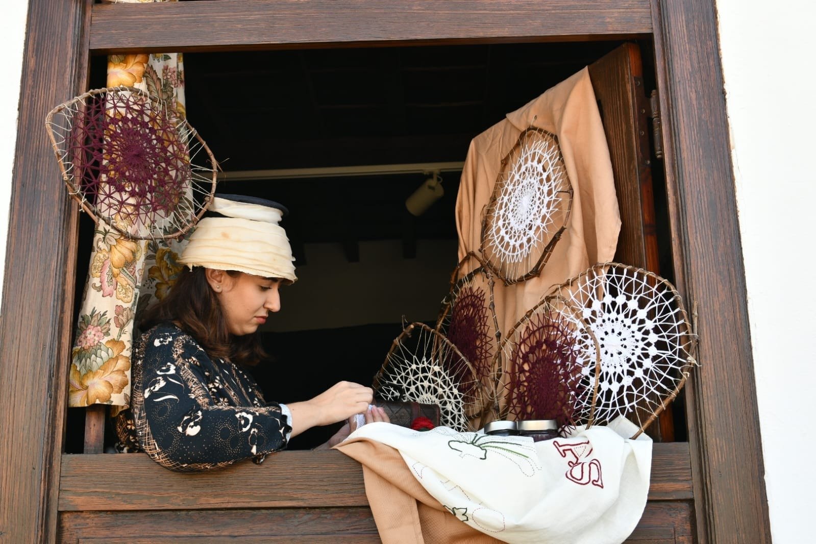 ‘Arona en Tradiciones’ sorprende con nuevas atracciones en su viaje a la vida de los años 40 y 50
  

  
      
          
                  
                      
                      
                      
                  
              
                  
                      
                      
                      
                  
              
      
  

  
  El casco histórico se transformará con música, gastronomía, artesanía, juegos y pasacalles, culminando en la innovadora Batalla de Polkas que llega por primera vez al municipio
  Cada vez que Arona en Tradiciones se acerca, el casco histórico de Arona se convierte en un viaje al pasado de los años 40 y 50. Los oficios antiguos, la música tradicional y el folclore canario se unen para ofrecer una experiencia única llena de tradición y celebración popular, rindiendo homenaje a nuestros antepasados en cada rincón del casco histórico.

Para preservar la esencia de esta jornada, las calles del casco histórico estarán cerradas al tráfico durante todo el día, permitiendo que las actividades se disfruten en un entorno seguro y completamente peatonal. Se ofrecerá un servicio gratuito de transporte desde diferentes partes del municipio en distintos horarios para facilitar la asistencia. Se anima a los asistentes a vestir con trajes tradicionales o de época para sumergirse en la atmósfera de los años 40 y 50 que caracteriza esta celebración.

Programación para una jornada llena de tradición y recuerdos

Este año, el evento comenzará a las 12:00 horas en la Plaza del Cristo con la inauguración oficial, seguida de un pasacalle hasta la calle La Fonda con la participación de la Orquesta Brisas de Arona y la Fanfarria Los Silos. La jornada continuará con la actuación de la Agrupación Folclórica Abruncos y un desfile de vestimenta desde el Ayuntamiento. Durante el día, habrá una exposición de coches antiguos en la calle Carmen Pérez Moya, una muestra gastronómica en la calle El Calvario, juegos infantiles tradicionales en la calle del Medio, exposiciones de oficios y artesanía, y música popular en varias calles del casco histórico.

Por la tarde, la agrupación Al Sur se presentará en la Plaza del Cristo, seguida de la Eucaristía y la actuación del grupo Tigaray, culminando en la esperada Batalla de Polkas que pondrá fin a la jornada en la misma plaza.

Además, la Casa La Bodega ofrecerá propuestas gastronómicas y musicales, incluyendo un showcooking con el chef Diego Schattenhofer y actuaciones de varios artistas. El Ayuntamiento exhibirá vestimenta tradicional y el Centro de Mayores mostrará el trabajo artesanal de la Asociación de Roseteras y Caladoras Tomasita. Novedades en ‘Arona en Tradiciones’ con viaje a la vida de los años 40 y 50
La calle Duque de la Torre será escenario de narraciones orales, parrandas y juegos tradicionales. El Juego del Palo y el Juego de la Mano estarán en la calle del Medio, junto a exposiciones sobre la Arona antigua.

La música popular estará presente en pasacalles y parrandas con la participación de la Escuela Municipal de Folclore de Arona y la Parranda El Ron, entre otros grupos folclóricos.

‘Arona en Tradiciones’ es un homenaje a la cultura canaria y la vida cotidiana de generaciones pasadas, un encuentro intergeneracional donde se comparten historia, música, sabores y costumbres.

Para más información y el programa detallado, visita la Agenda.