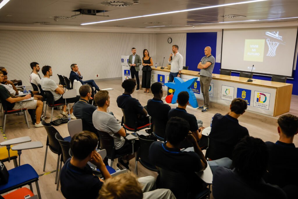 CaixaBank habla con los jugadores del CB Gran Canaria sobre ahorro e inversión