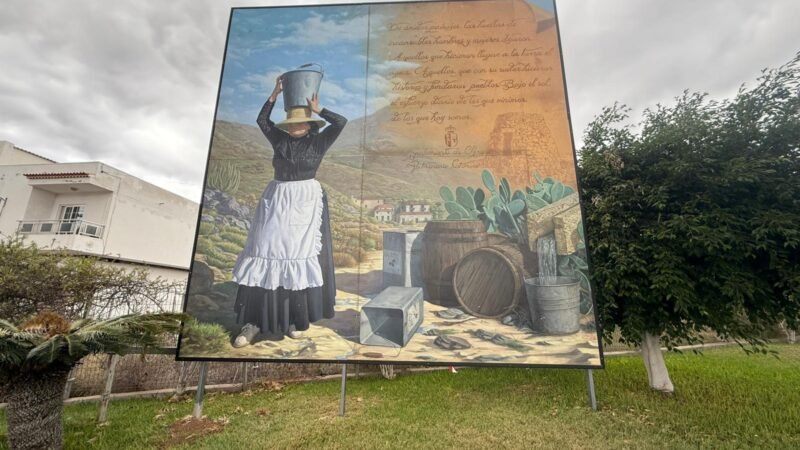 El objetivo es fomentar el aprecio por la cultura y el patrimonio del municipio, así como promover el acceso de la ciudadanía a obras artísticas que forman parte de su identidad.

 

Arona recupera el mural “La Aguadora” y lo expone en Cabo Blanco

El Ayuntamiento de Arona, a través del Organismo Autónomo de Cultura y la Concejalía de Patrimonio Histórico, ha llevado a cabo la recuperación del mural “La Aguadora”, una obra artística que había permanecido abandonada y fuera del alcance del público. Gracias a esta acción, el mural, ubicado en Cabo Blanco, vuelve a formar parte del paisaje cultural de Arona, contribuyendo a la preservación del patrimonio artístico local y al enriquecimiento cultural de la zona.

Además de esta recuperación, se ha impulsado la labor de rescate y revalorización de diversas esculturas municipales que antes se encontraban almacenadas. Estas piezas han sido restauradas y ahora están expuestas al público en los distintos centros culturales del municipio, permitiendo que los vecinos disfruten de ellas.

Estas acciones forman parte de una estrategia integral del área de Cultura y Patrimonio Histórico del Ayuntamiento de Arona para poner en valor el arte y la historia local, fomentando el aprecio por la cultura y el patrimonio del municipio y promoviendo el acceso de la ciudadanía a obras artísticas que forman parte de su identidad.
