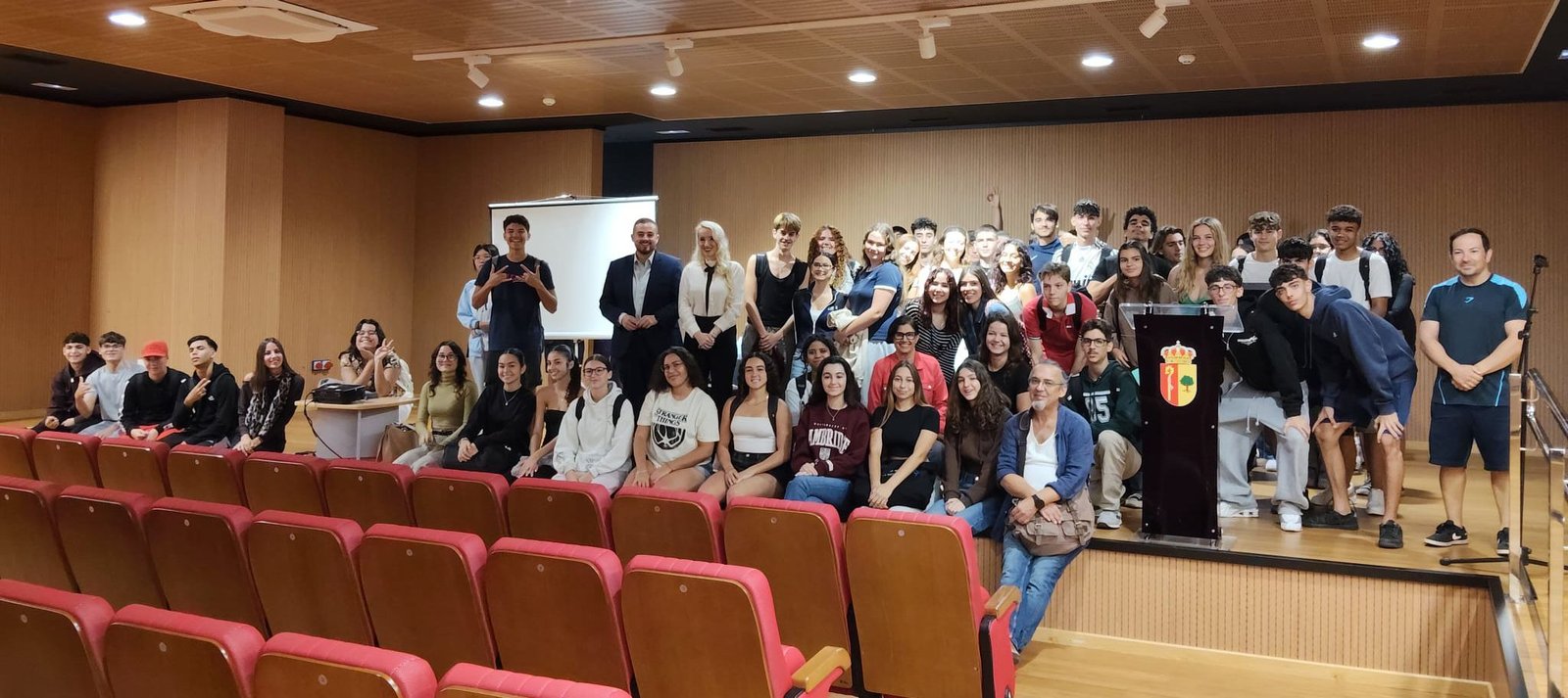 Arona se transforma en un epicentro cultural con la celebración del Día Mundial de la Filosofía bajo el evento «Arona Piensa». Por primera vez en la historia del municipio, se llevan a cabo estas jornadas que han destacado la participación de Delia María Manzanero, la catedrática de Filosofía más joven de España. Su presencia ha generado un ambiente de diálogo enriquecedor y estimulante para los estudiantes de secundaria presentes.

Además, el Ayuntamiento de Arona, a través del Patronato de Cultura, ha preparado una variada programación cultural para el mes de noviembre que incluye música, literatura, tradición y actividades para todos los públicos. Destacan eventos como el concierto de Gwen Thomas junto al Canarias Gospel Choir y la Banda de Música de Arona, programado para el 22 de noviembre en el Auditorio Infanta Leonor.

La música seguirá sonando en distintos espacios del municipio con conciertos como el de Saed Duo en el Centro Cívico de Las Galletas y la presentación de «Alma de Bolero» por Guayaquí 3 en el Centro Cívico Eduardo Oramas Alayón de El Fraile. Además, se llevarán a cabo eventos literarios como la presentación del libro «Háblame» de Begonia María Tejera Figueira y talleres de ilustración y cuentacuentos dirigidos por Fabio González Torres.

La tradición y la cultura popular también tendrán su espacio con la celebración de los Premios Tradición y Folklore en el Centro Cultural de Los Cristianos, seguido de una actuación al aire libre en la Plaza de los Pescadores. Asimismo, se celebrará el Día de San Andrés – La Castañada en el Centro Cívico Parque La Reina con música, parrandas y la tradicional tostada de castañas. Noticias en español: Arona celebra el Día Mundial de la Filosofía con «Arona Piensa» 

Destacadas propuestas como Bodega y Tradición, con la Parranda Aldea Blanca, y la experiencia gastronómica Maridaje de Sabores en Casa La Bodega, que incluye la elaboración del queso y maridaje con vinos canarios. 

Con esta programación cultural, Arona reafirma su vanguardia en la Cultura en Canarias, combinando filosofía, música, literatura, arte y tradición para ofrecer un noviembre lleno de cultura, descubrimiento y convivencia.